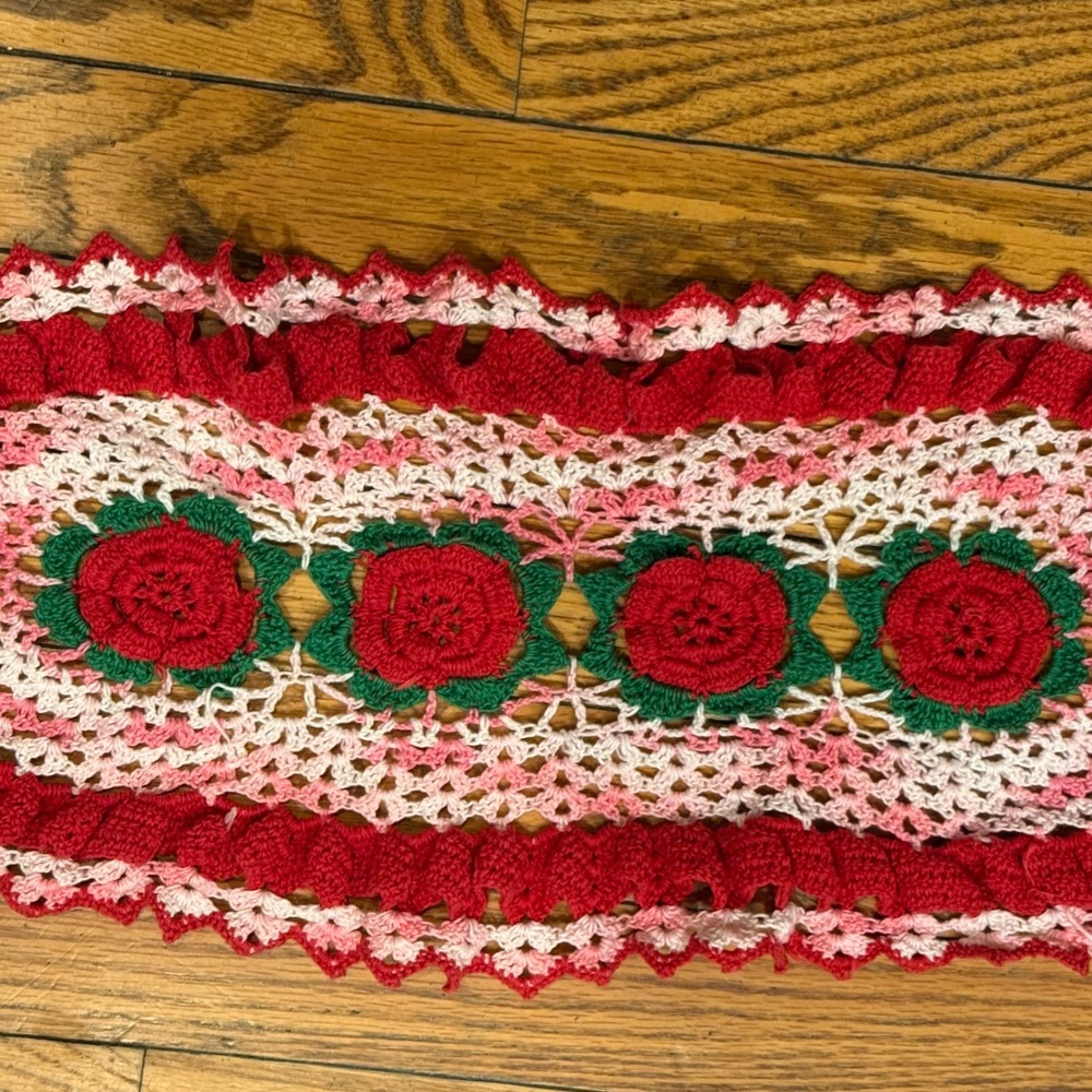 1.a.0.0..8.e Vtg Handmade Crochet Table Runner Red Pink 3D Roses Floral 19.5x9